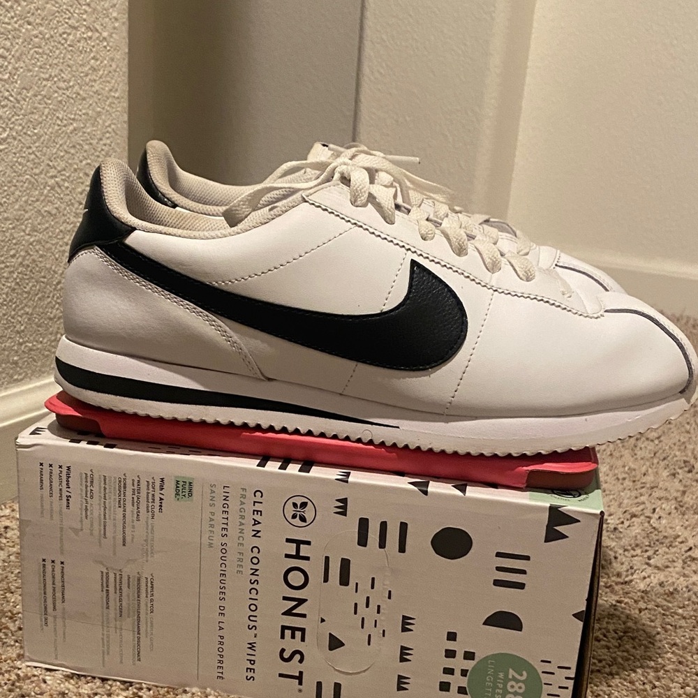 Nike White and Black Classic Sneakers